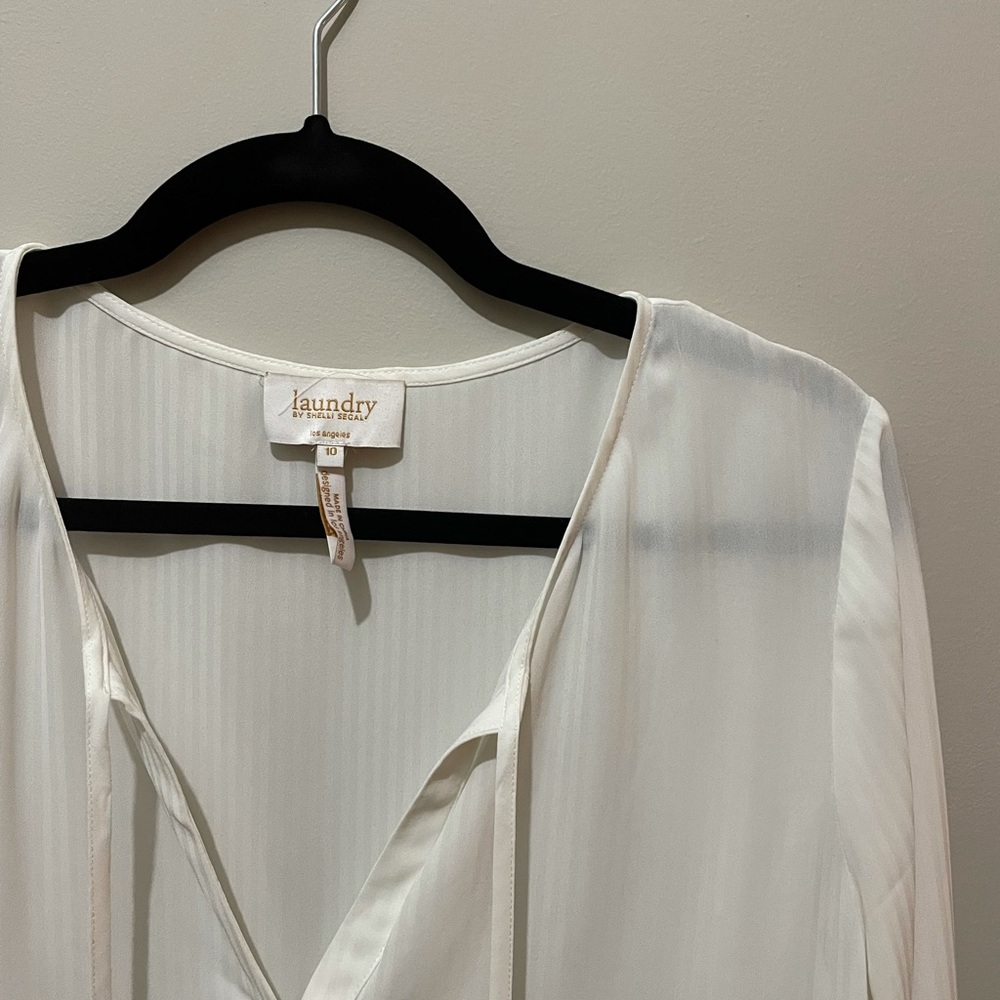 Laundry by Shelli Segal button up with tie neck size 10 excellent condition
